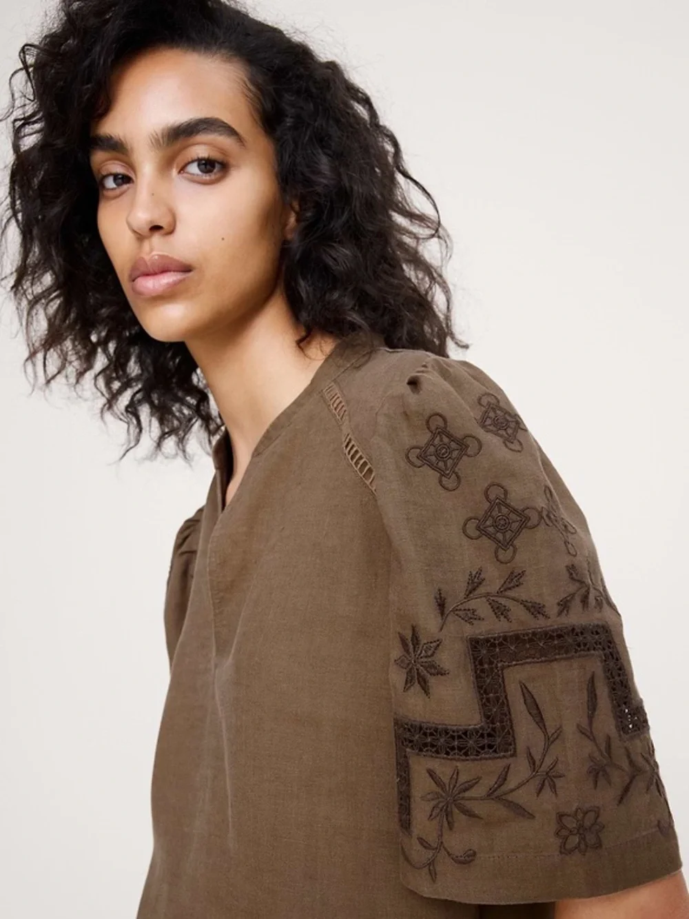 Banana Republic Brown Embroidered Puff-Sleeve Blouse, Size XS.